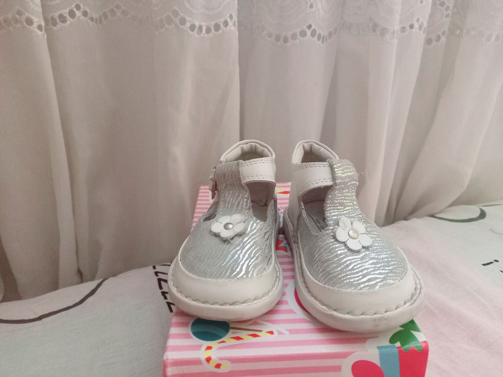 cchaussures blanches en cuir pour fillette 