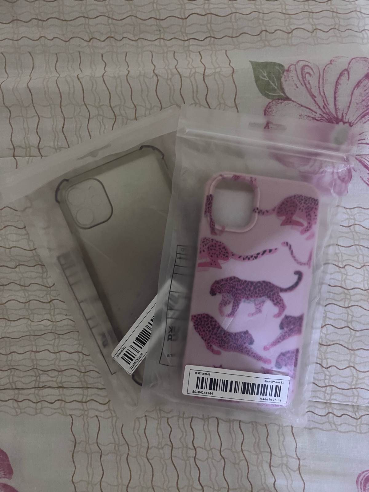 Cache iphone 11 rose leopard jamais utilisé avec un cashe transparant gratuit