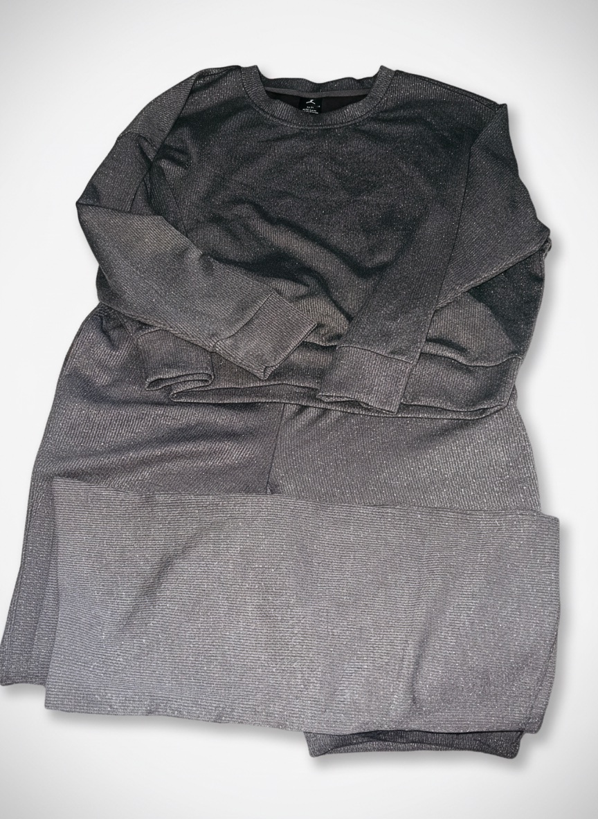 Un set gris avec des paillettes 
