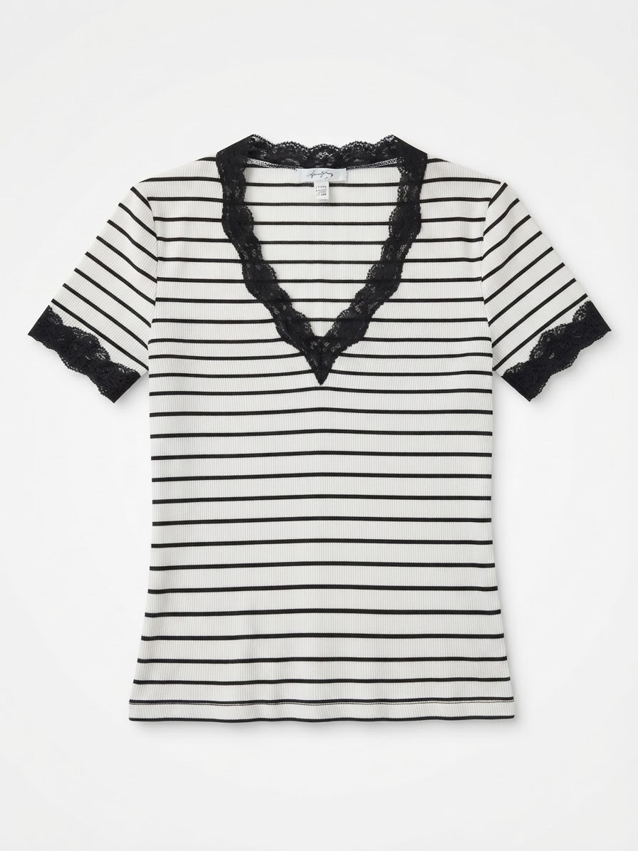 Pull blanc rayé noir avec détails en dentelle
