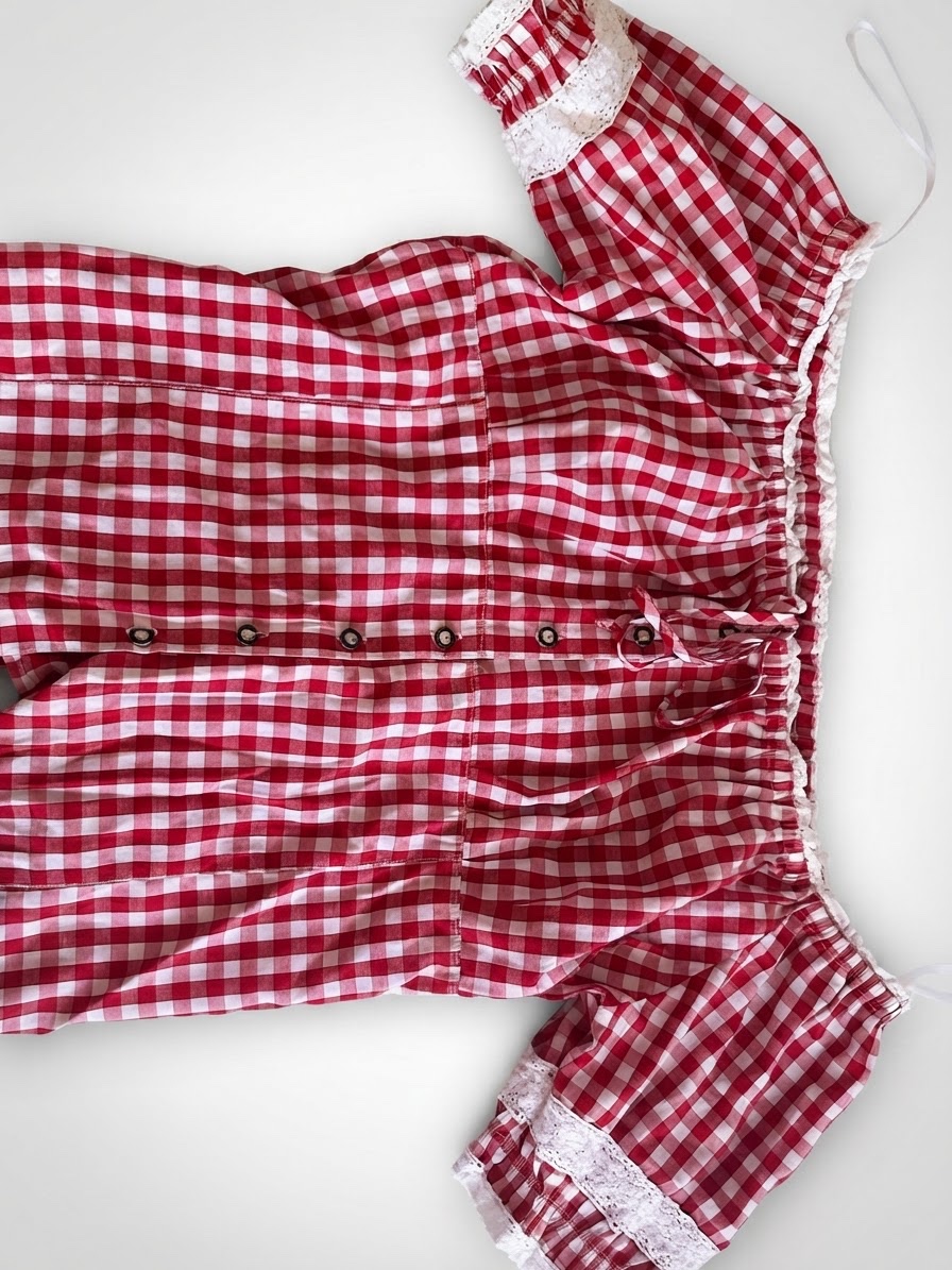 Ensemble à carreaux rouge et blanc avec dentelle