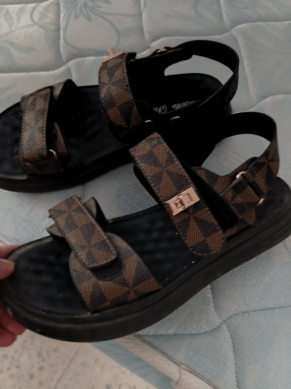 Sandals femme très jolie neuf 