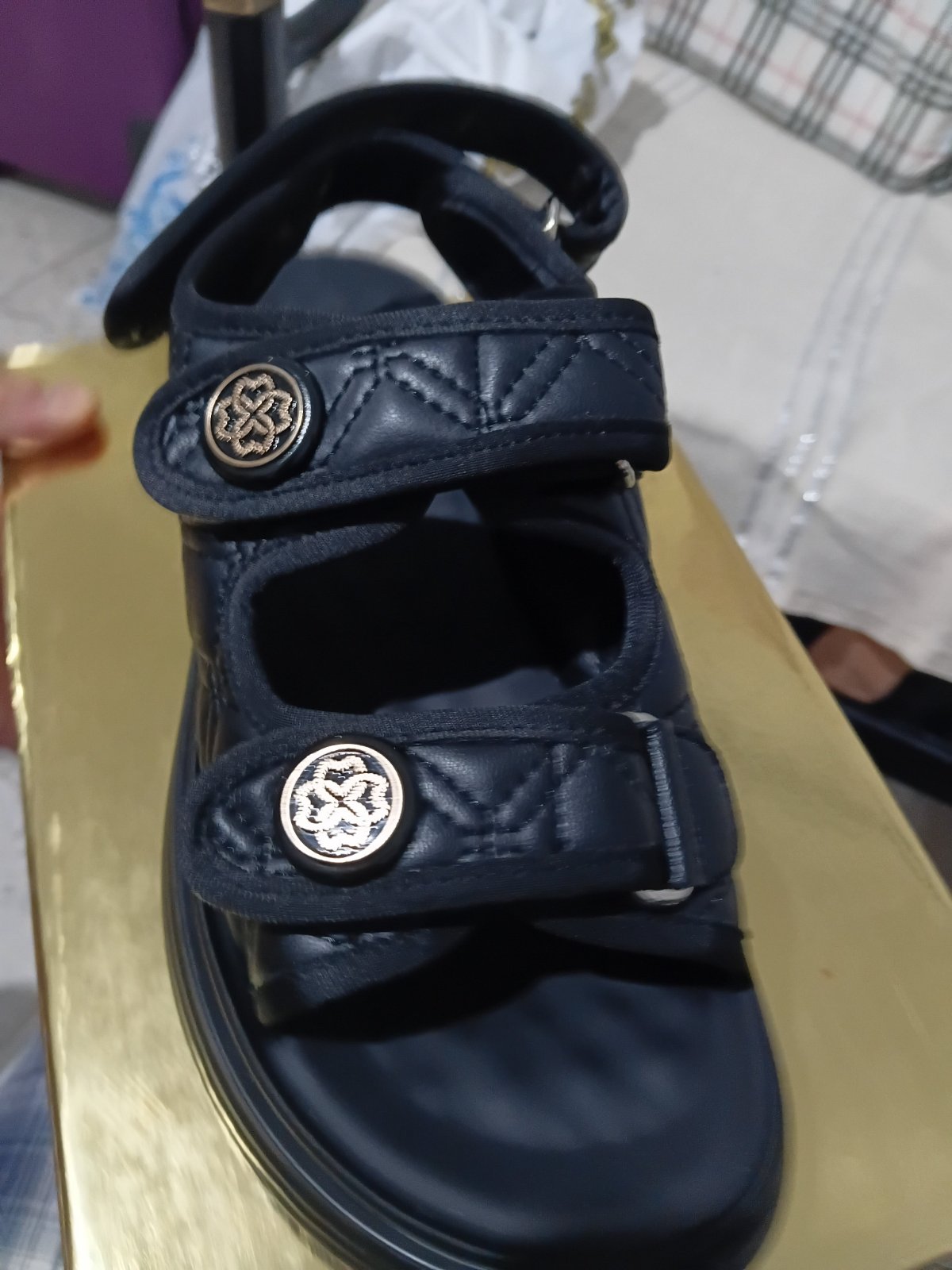 Sandals femme très chic neuf jamais porté tlabes p37 et 38 importe 