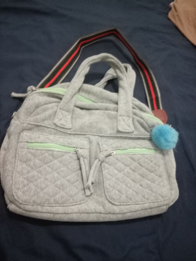 Sac à main sporte cashe cashe en bonne état pas défaut 