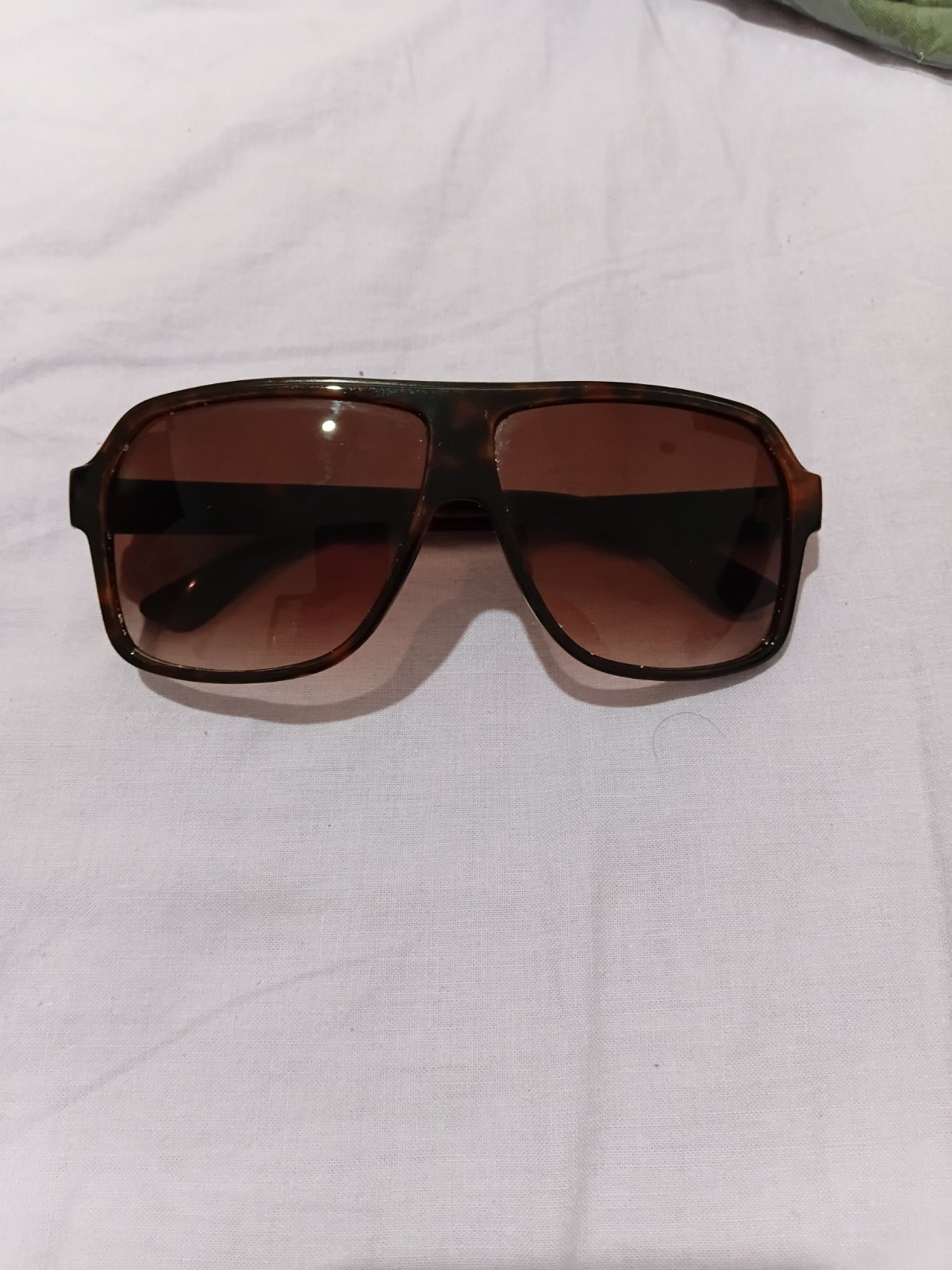 Lunette solairpour femme très jolie neuf pas défaut 