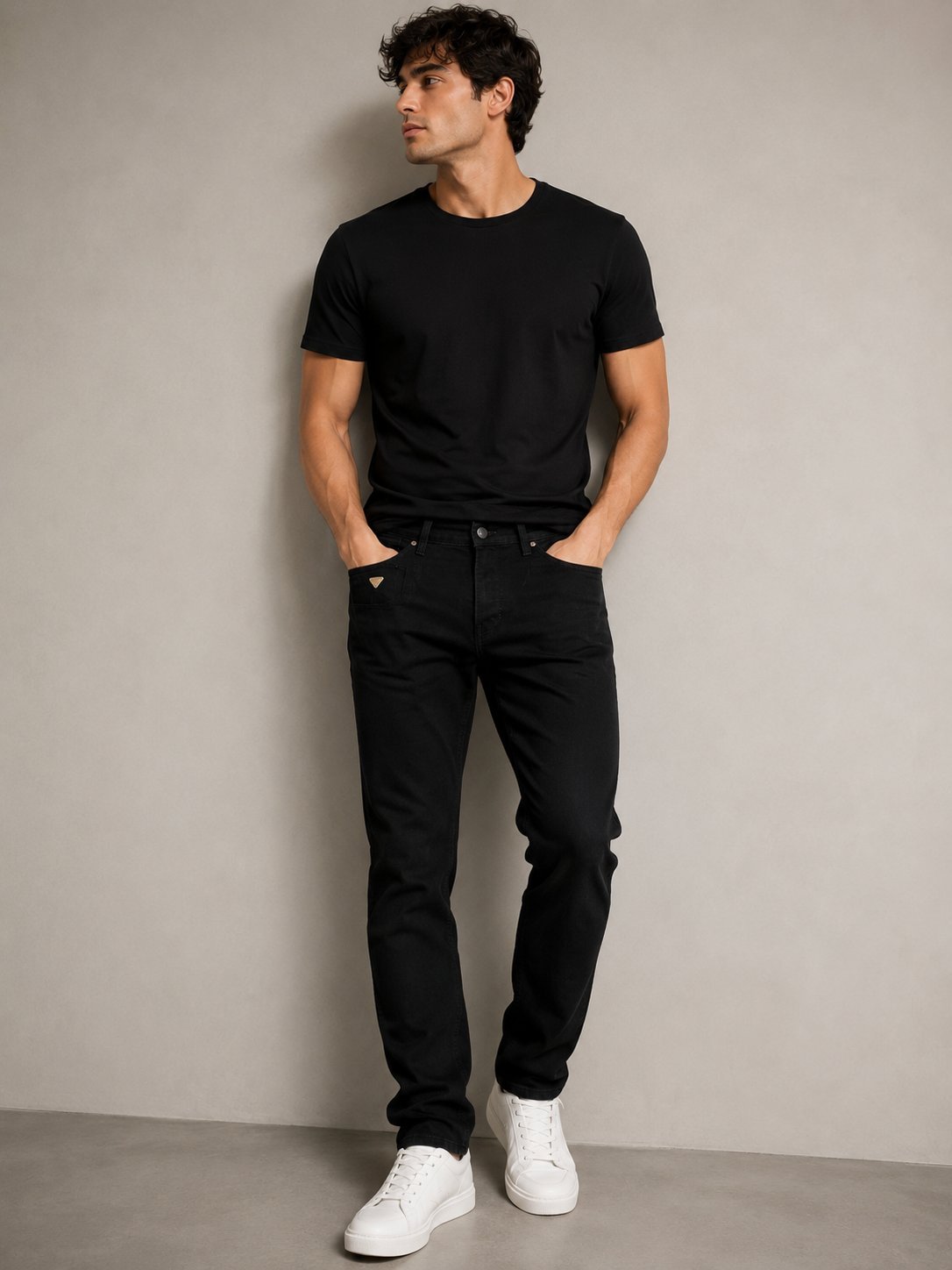 Un pantalon jeans noir 