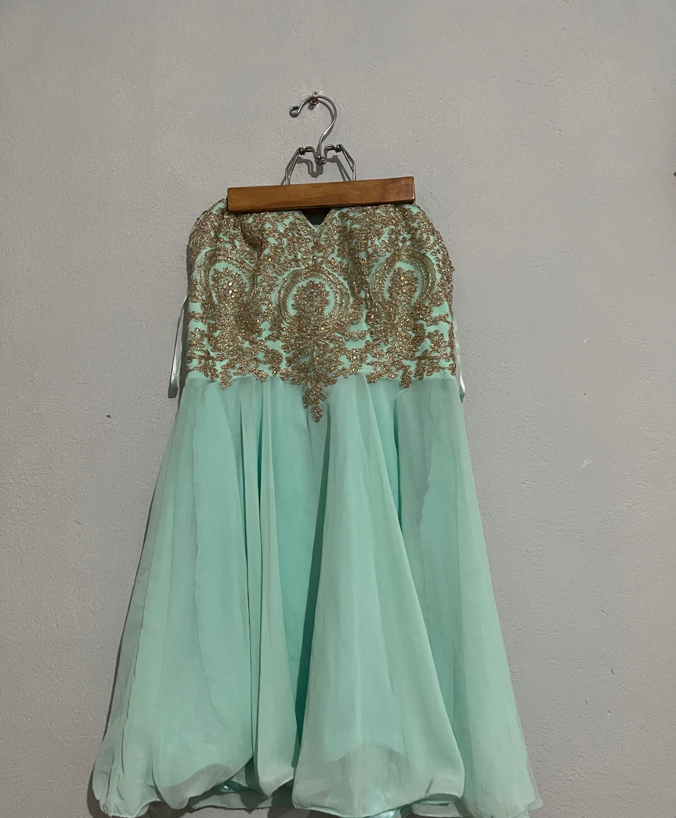 Robe de soirée vert menthe avec broderie dorée