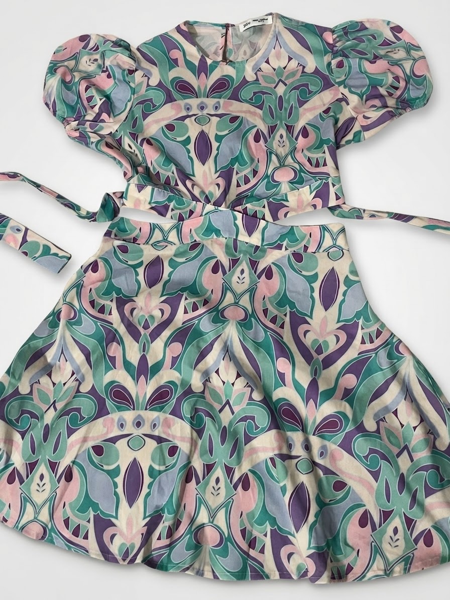 Très jolie robe avec manches courtes bouffantes et ouverte sur les deux côtés au niveau de la taille de taille 36 et 38