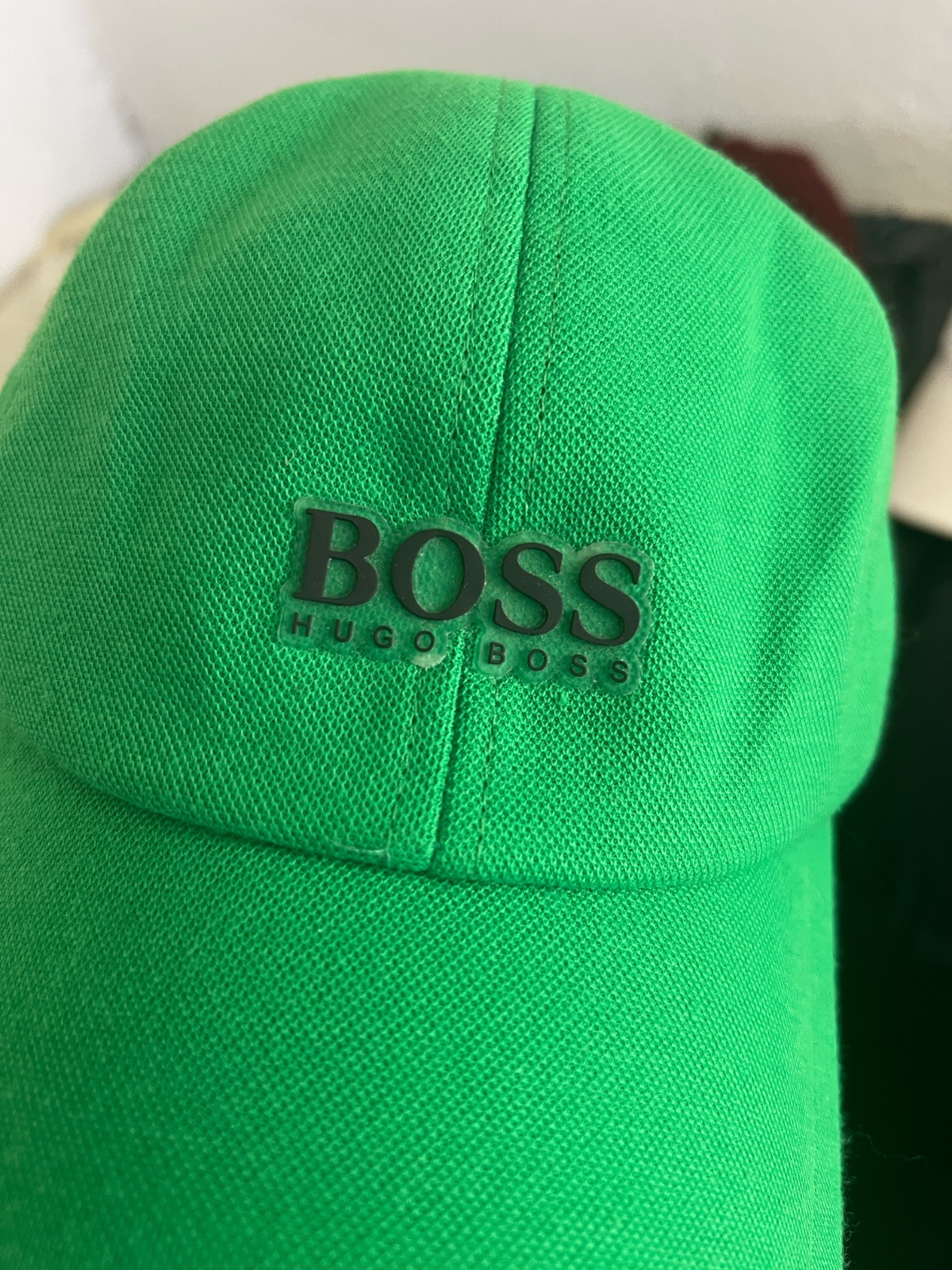 Cette casquette de baseball verte est de la marque Hugo Boss