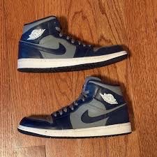 Jordan 1 en cuir de couleur bleu marine et gris