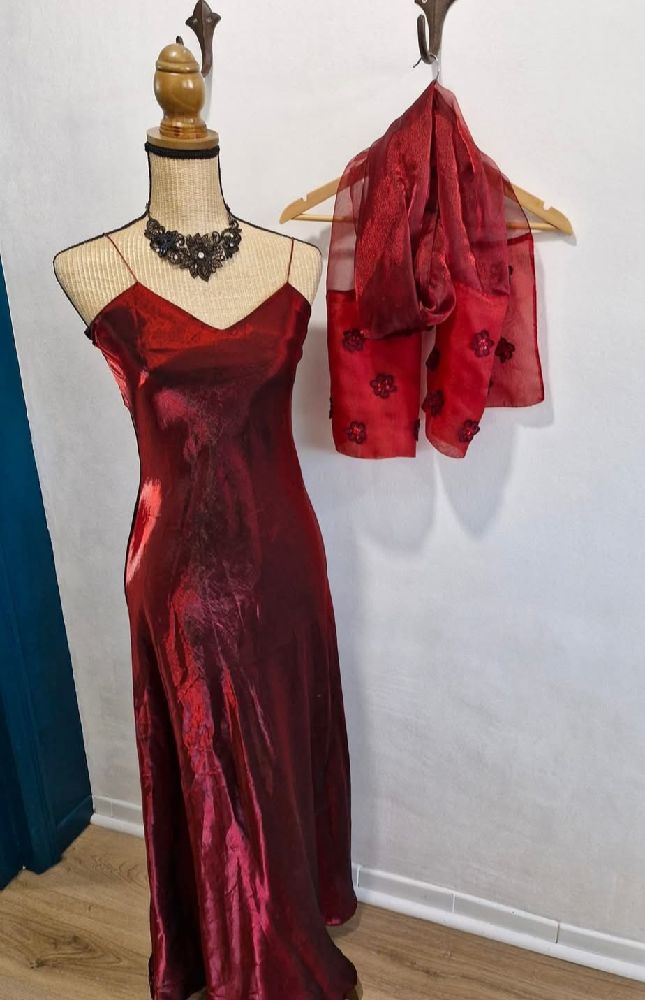robe satiné rouge bordeau