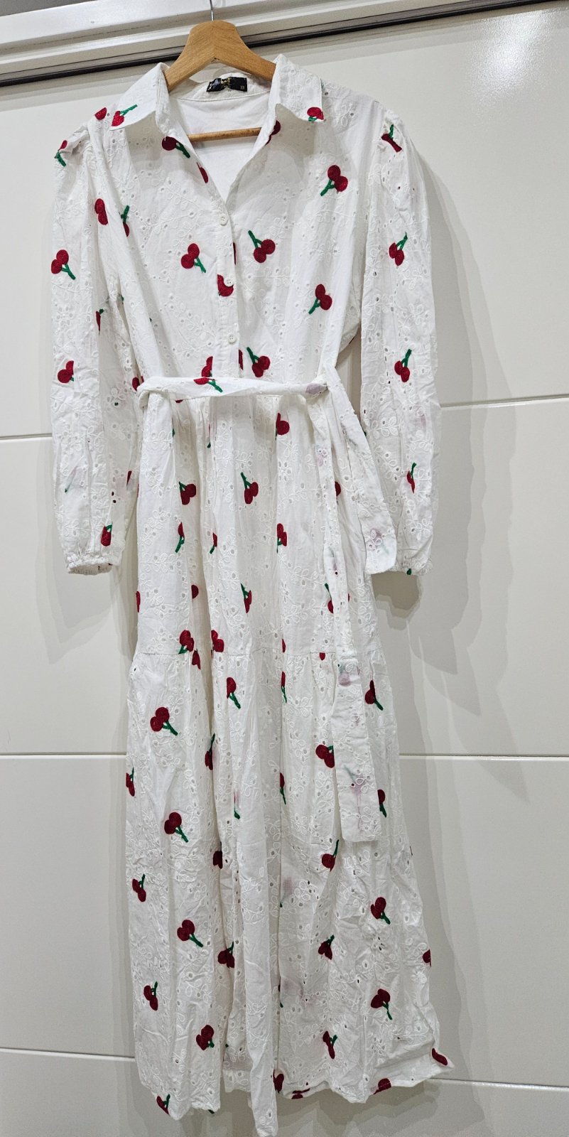 Robe blanche avec motifs cerices