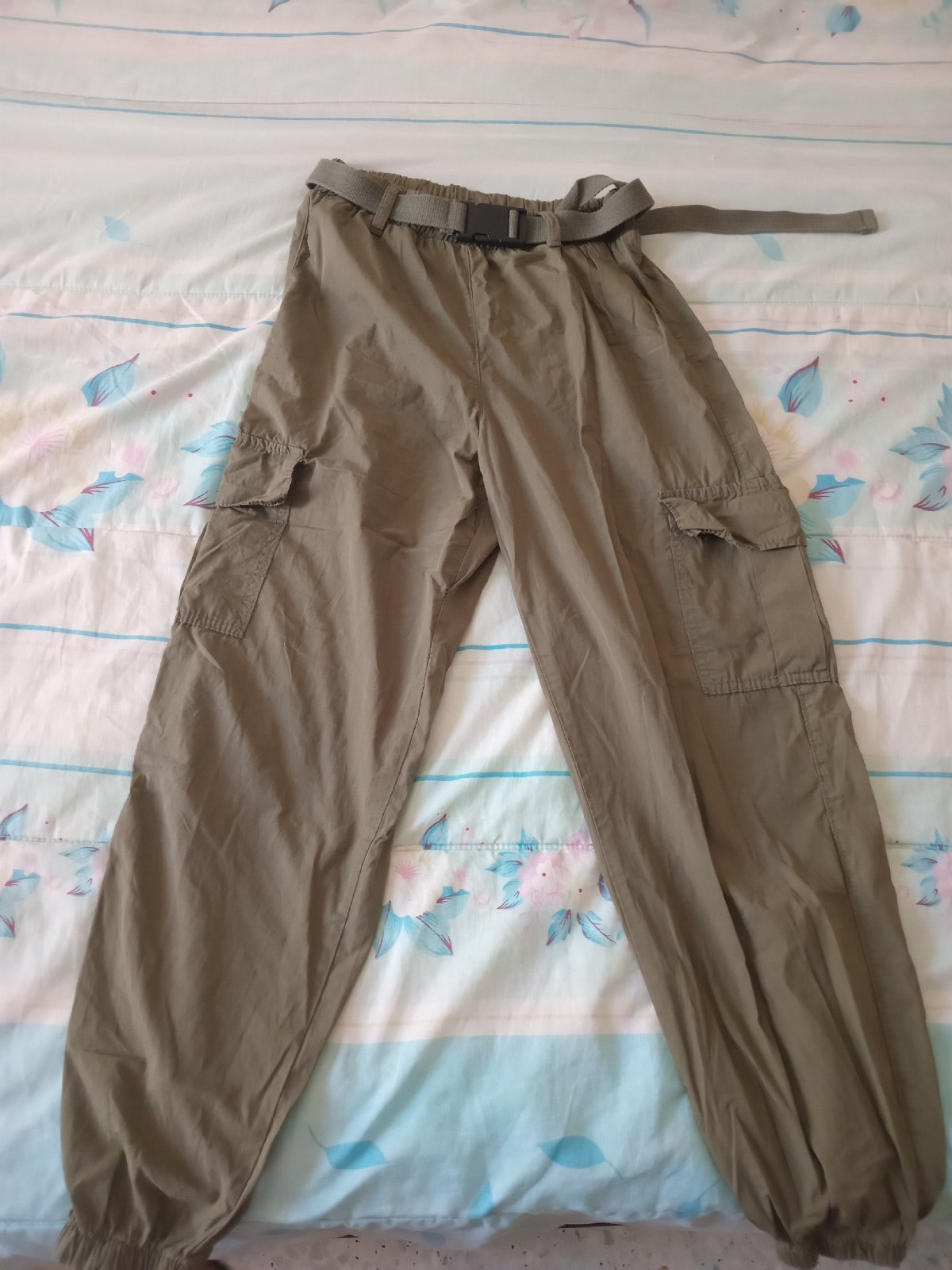 Pantalon cargo couleur vert olive