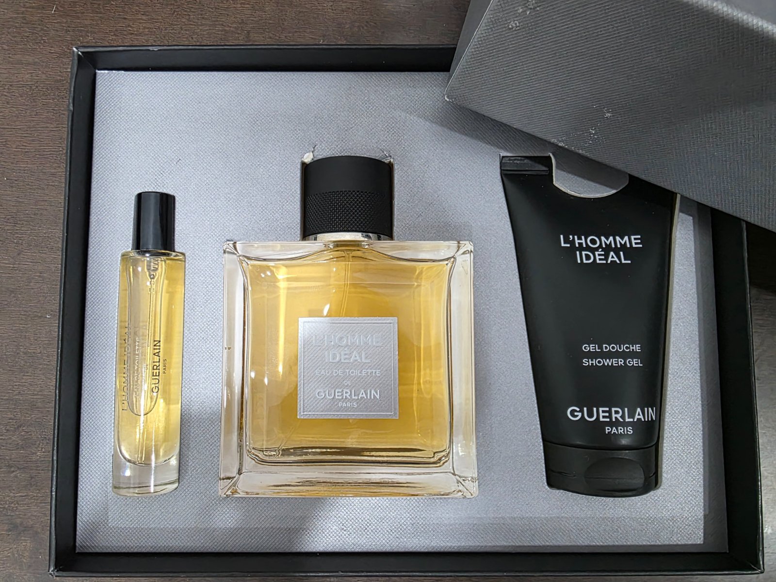 Coffret homme eau de toilette 100 ml et miniature utilise 3 fois et le gel jamais utilise