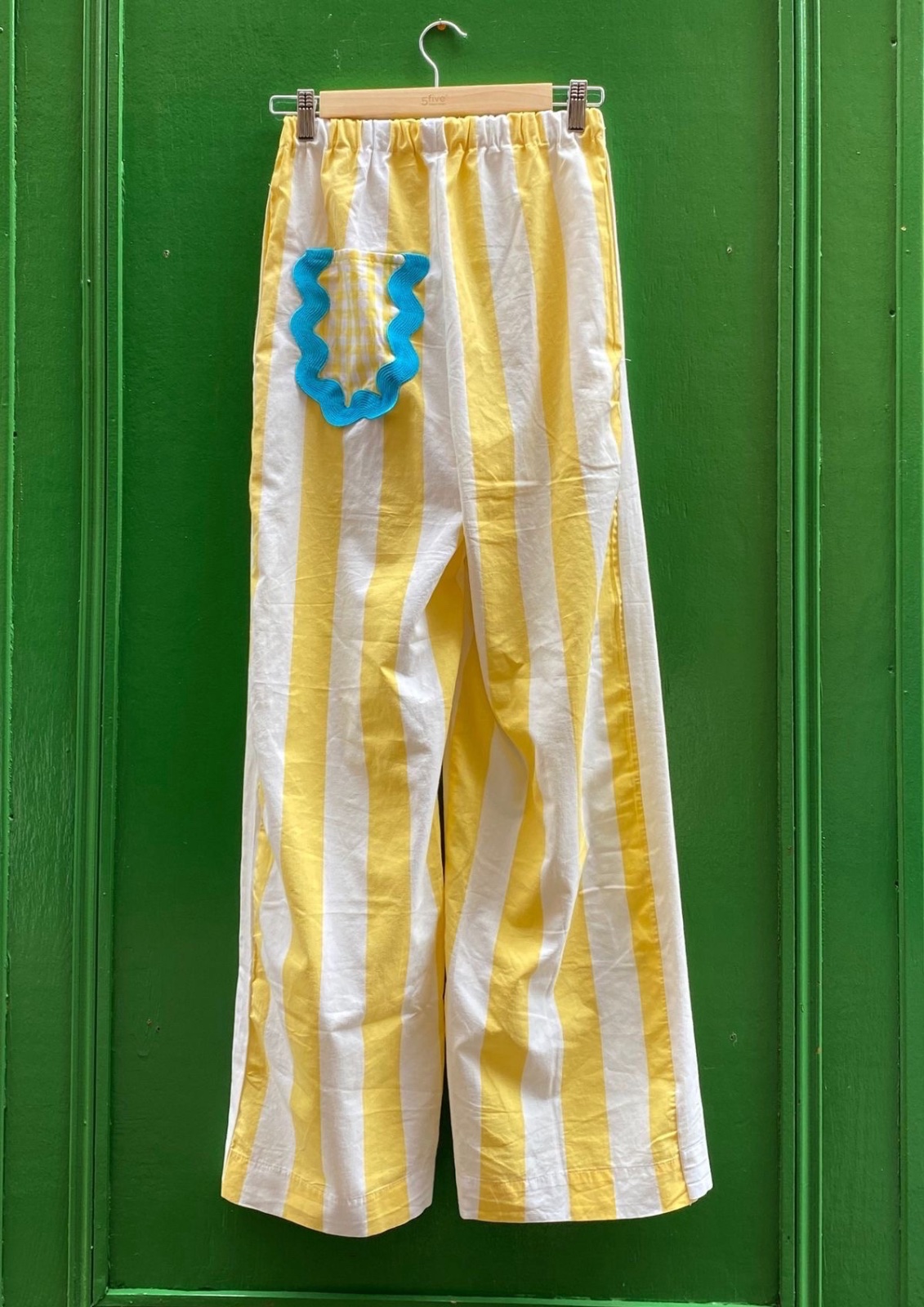 Pantalon raye jaune et blanc