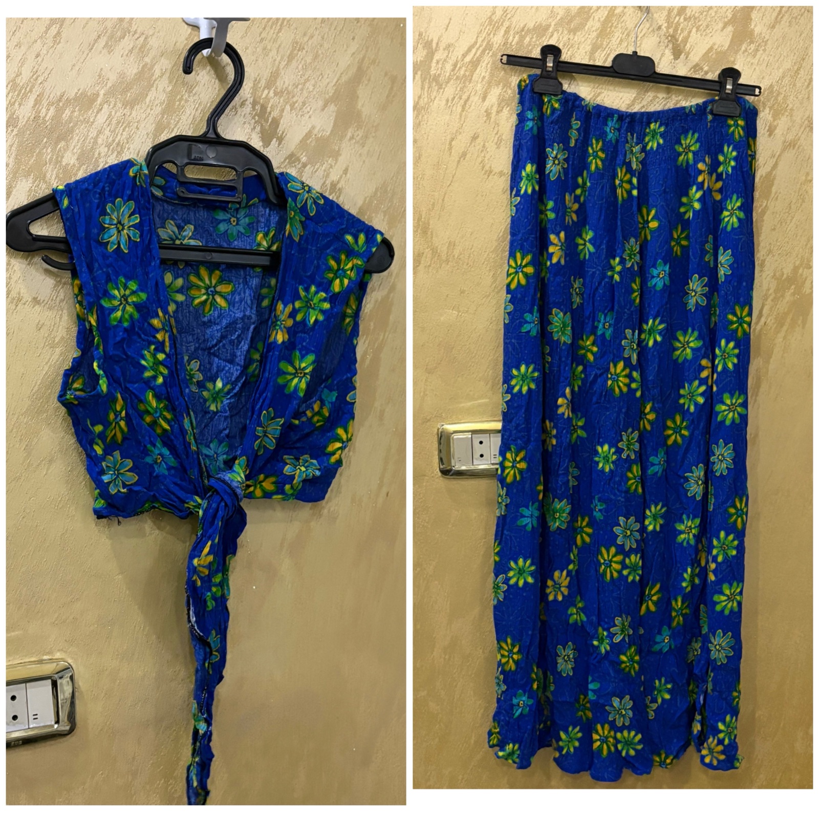 Ensemble deux pièces bleu à imprimé floral jaune et vert présente un haut court à nouer et une jupe longue assortie.
