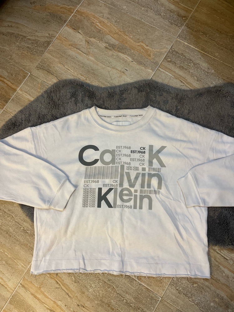 Sweat-shirt blanc Calvin Klein avec un grand logo graphique noir et gris