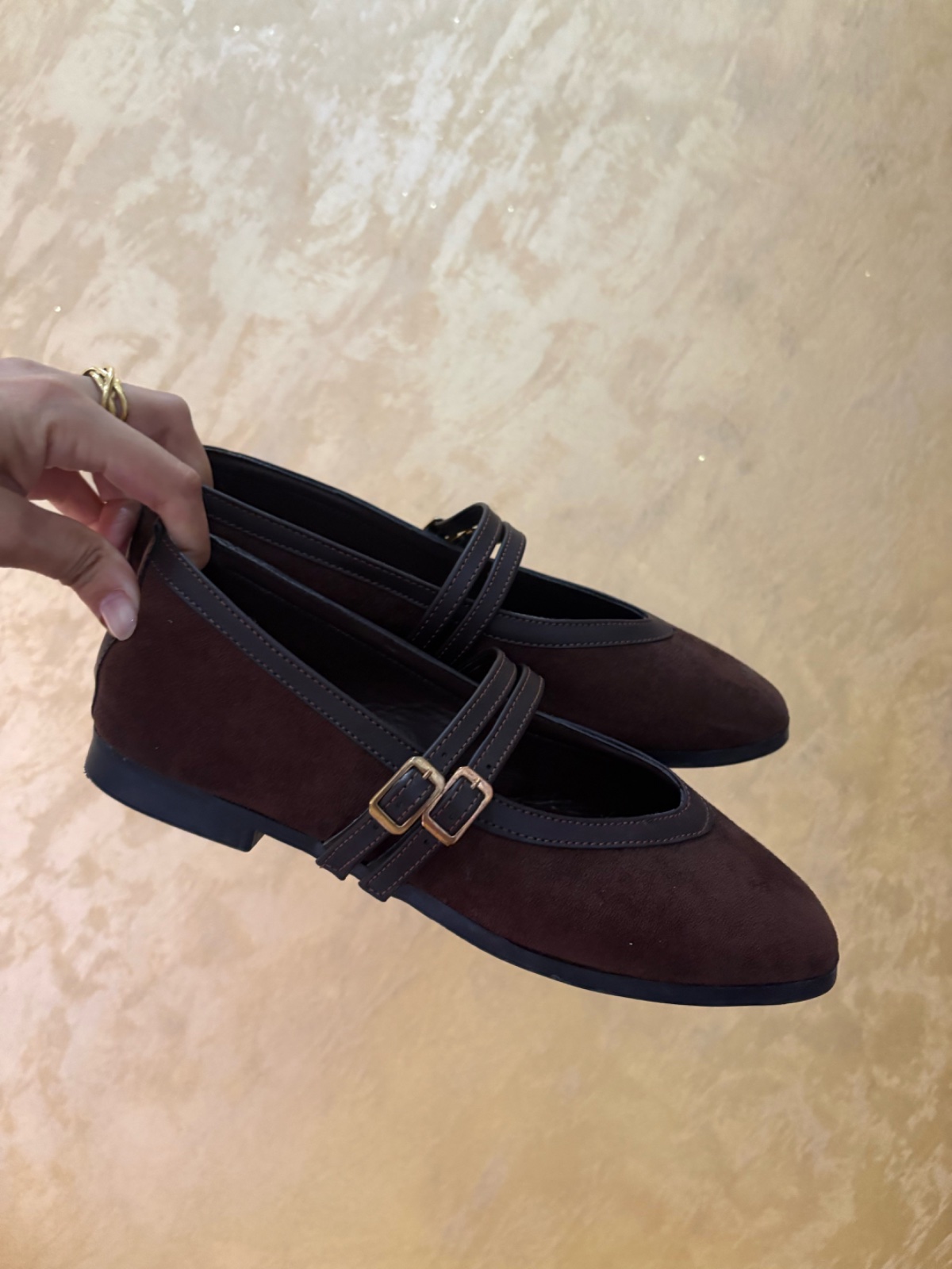 Ballerines - souliers plats rétro en daim marron avec une double bride et des boucles métalliques