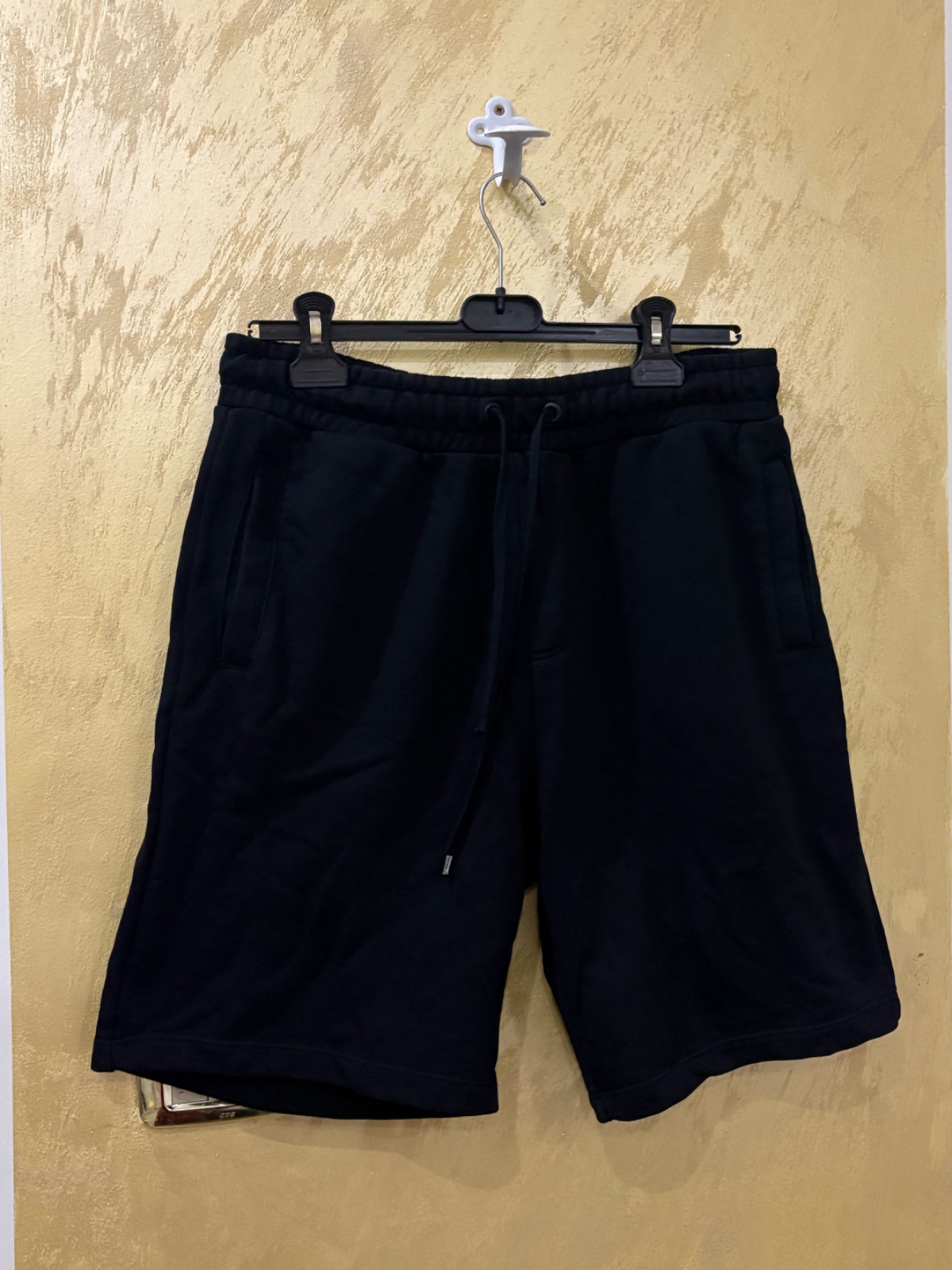 Short noir ZARA en molleton taille élastique confortable avec un cordon de serrage ton sur ton
