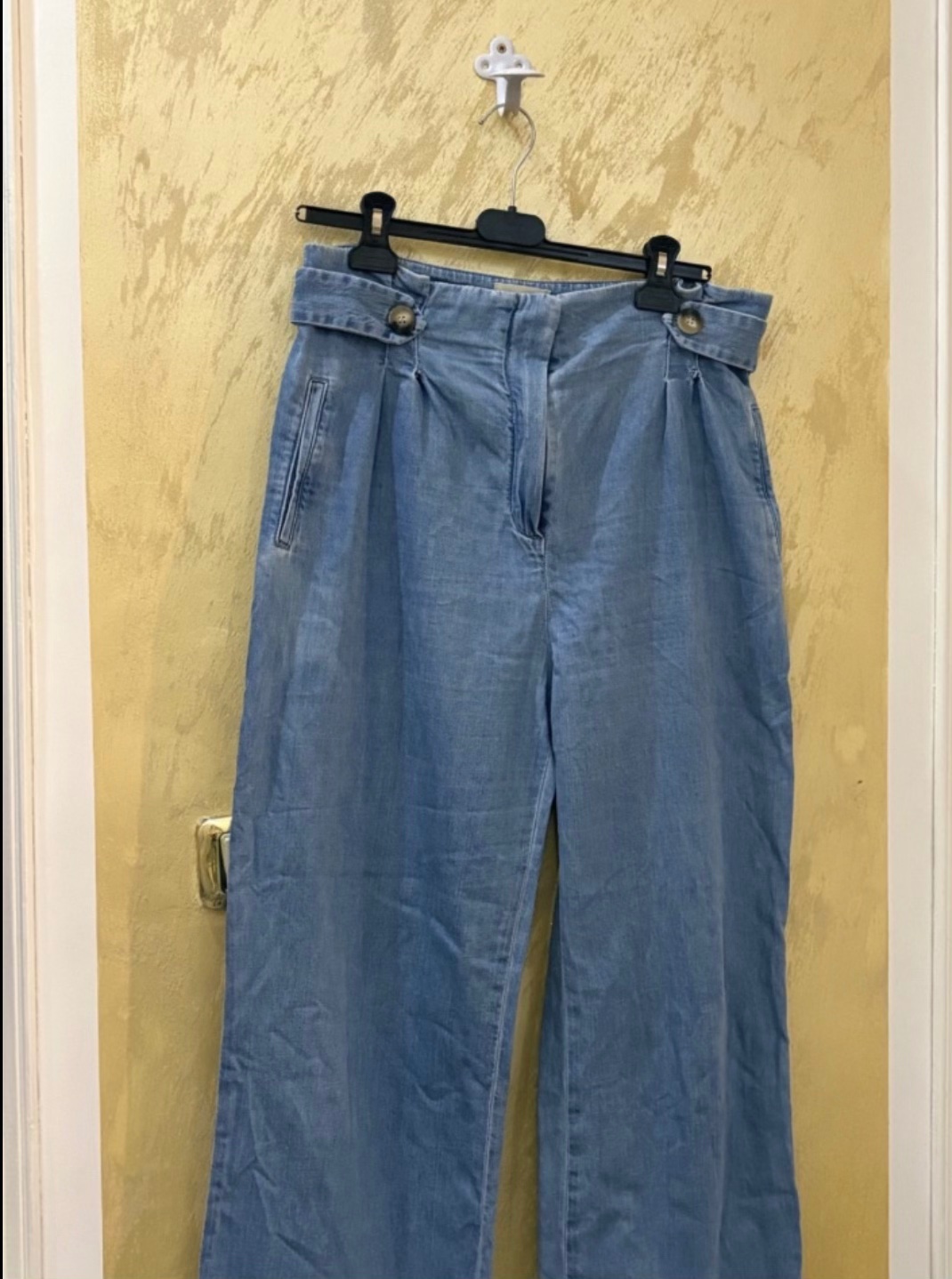 Jean bleu clair taille haute de la marque Sézane