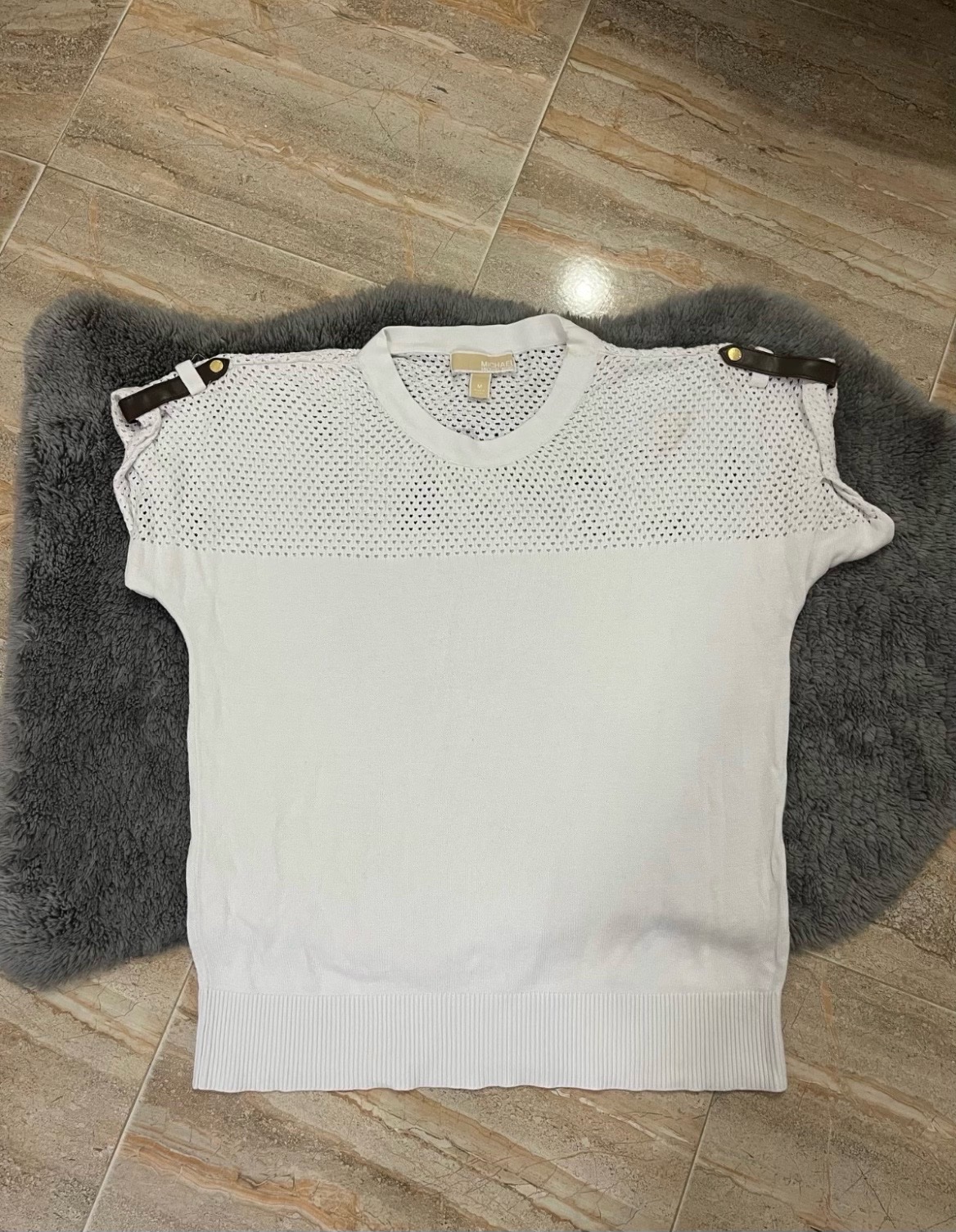 Haut Michael Kors blanc en maille et tricot avec des épaulettes décoratives en cuir imprimé logo MK