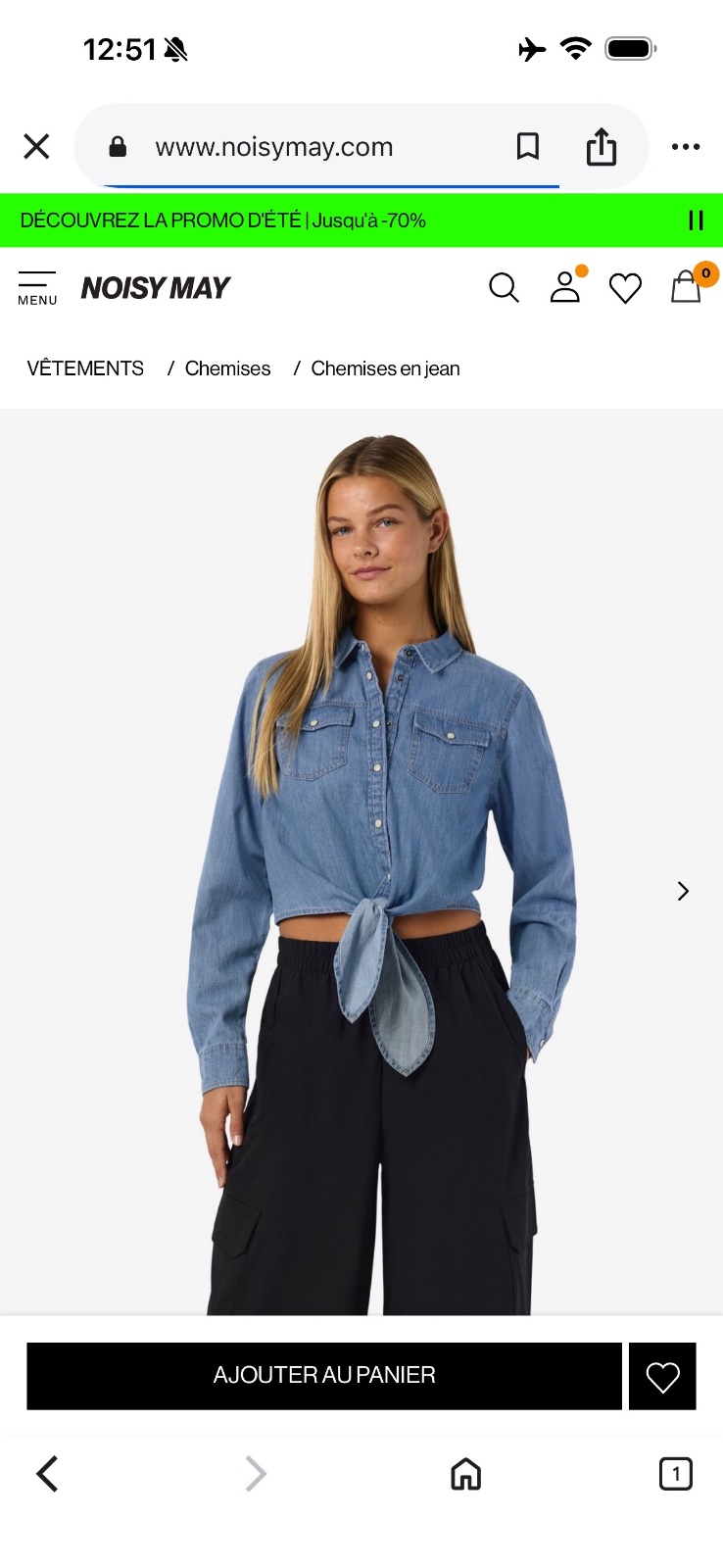 Chemise en jean bleu de style western en coupe courte et son détail noué à la taille