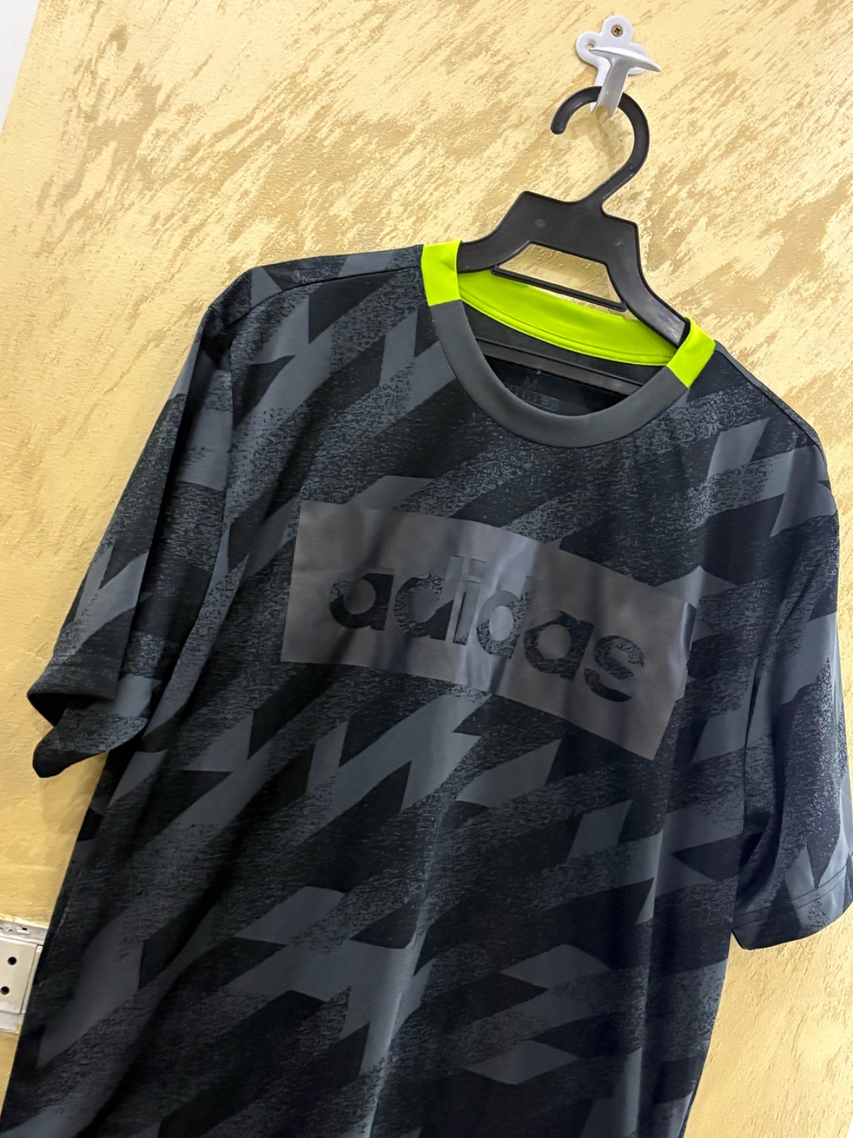 T-shirt Adidas neuf 