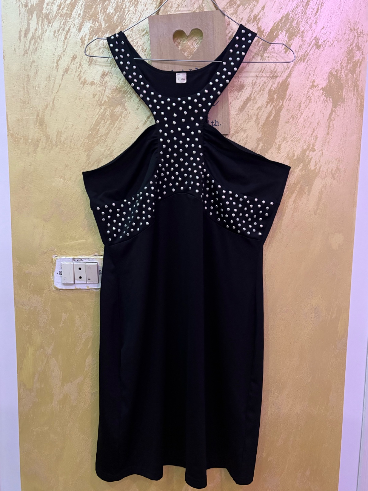 Robe soirée sexy noire sans manches ornée de perles blanches