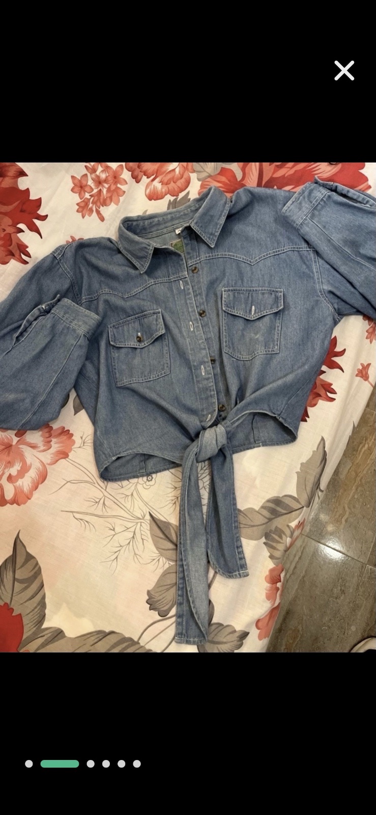 Chemise en jean nouée à la taille