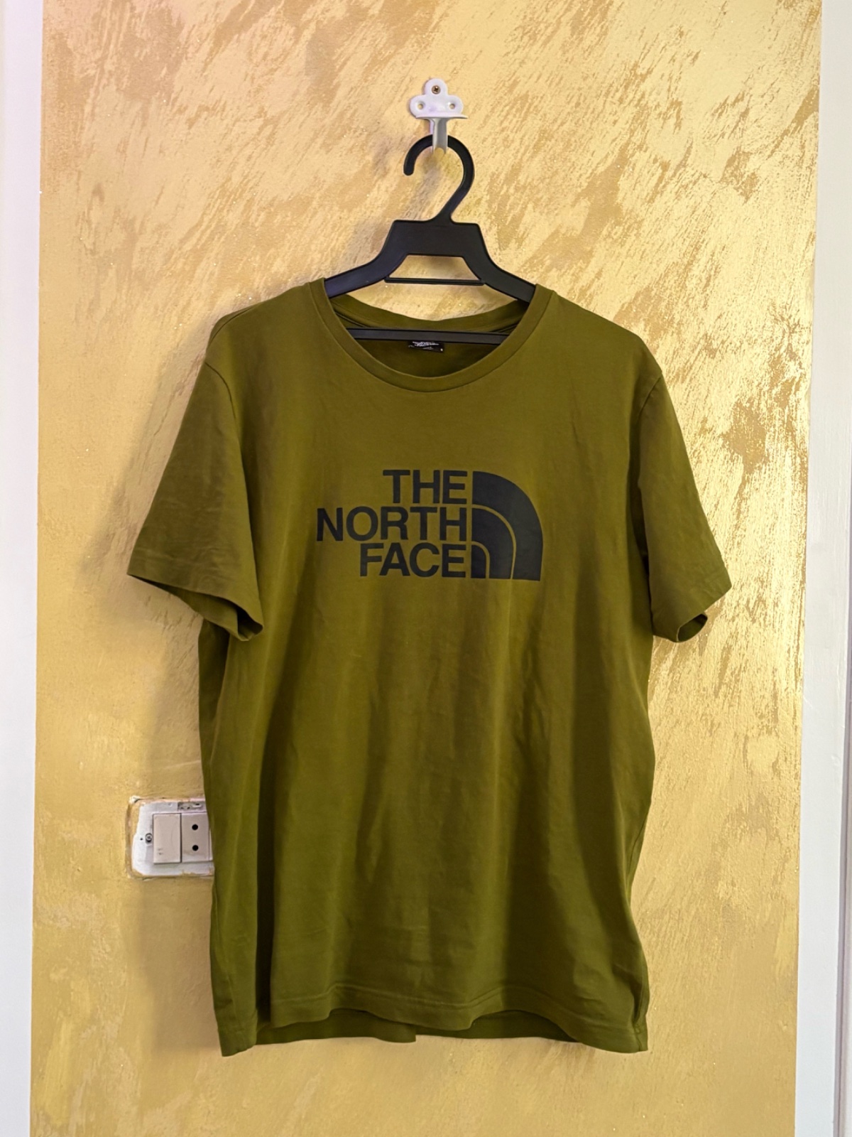 T-shirt  The North Face Easy en vert olive avec un logo noir