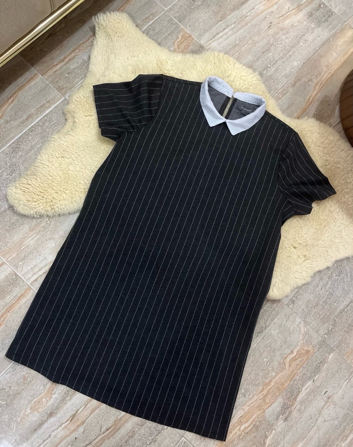 Robe Primark droite noire à rayures blanches avec un col blanc