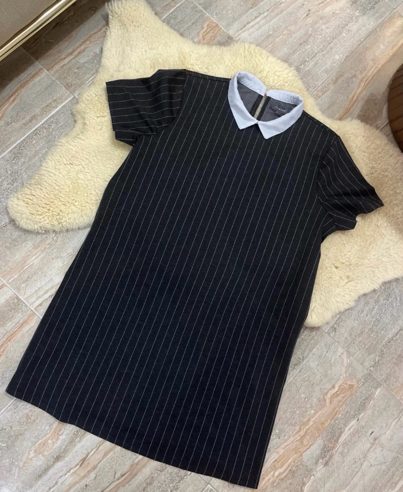Robe Primark droite noire à rayures blanches avec un col blanc