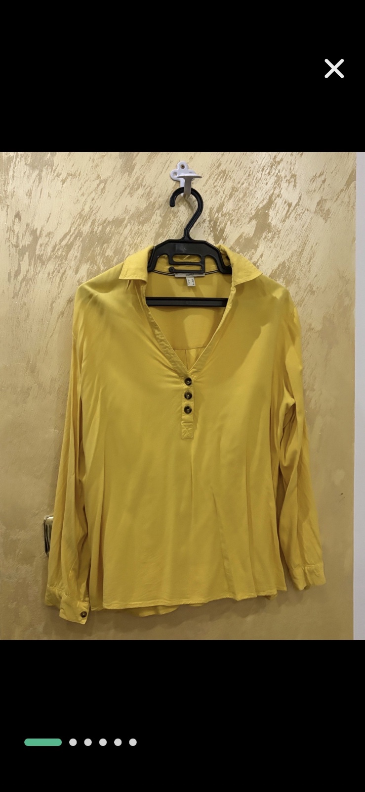 Blouse jaune de la marque Esprit présente une patte de boutonnage à quatre boutons