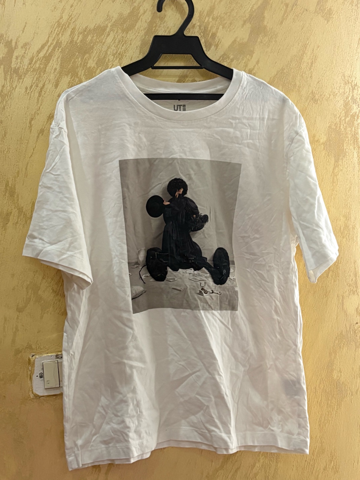 T-shirt blanc modèle de la collection Uniqlo UT présentant un graphisme exclusif de Minnie Mouse par l'artiste Yuni Yoshida
