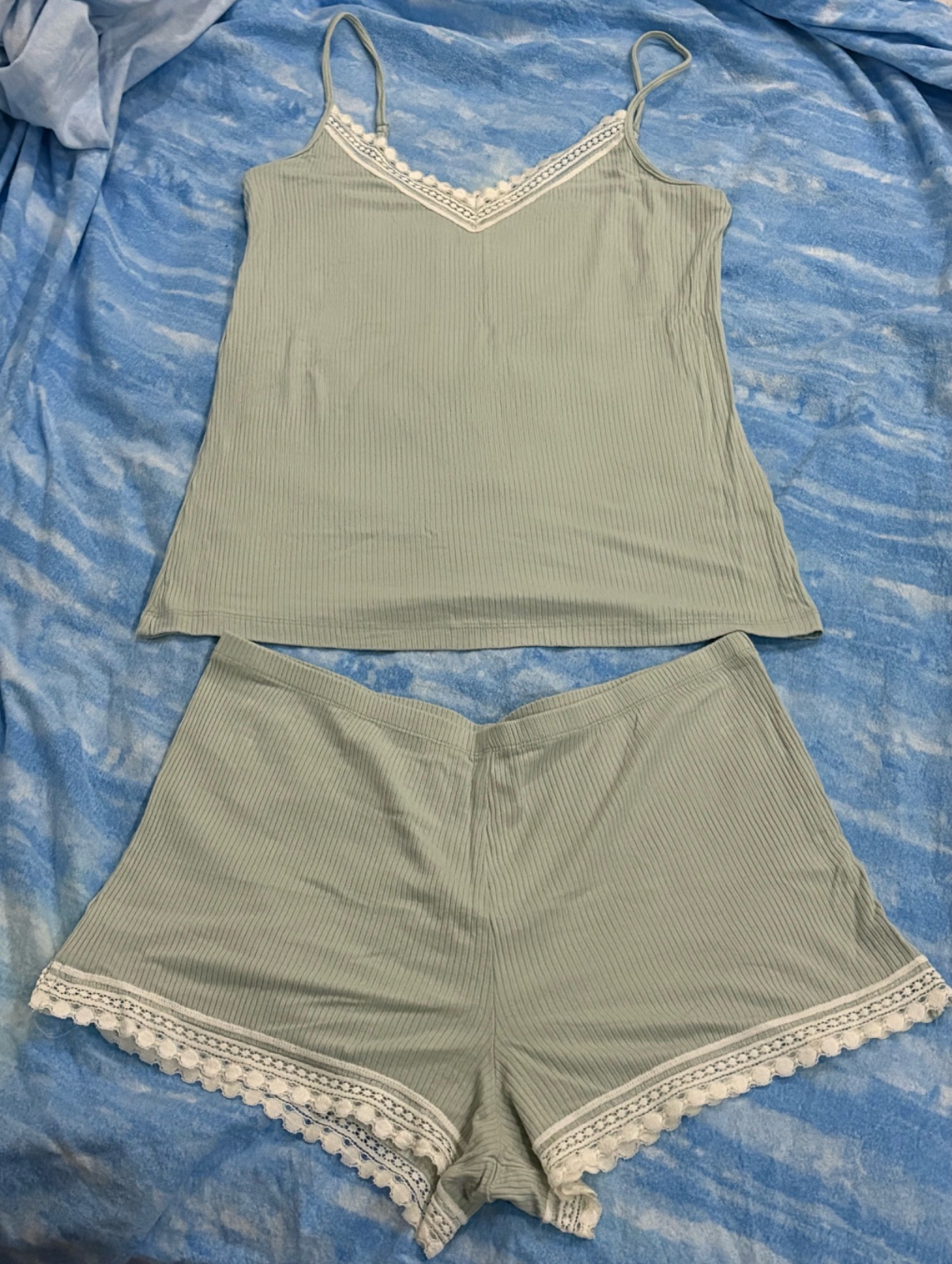  Ensemble de pyjama vert sauge de la marque Etam se distingue par son élégant col en V orné de dentelle blanche 