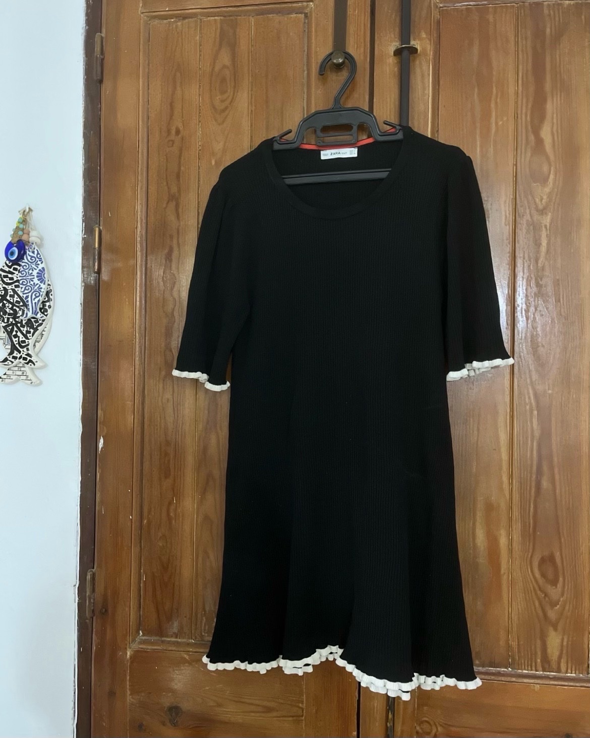 Robe ZARA neuf en maille côtelée avec des détails blancs sur les bords
