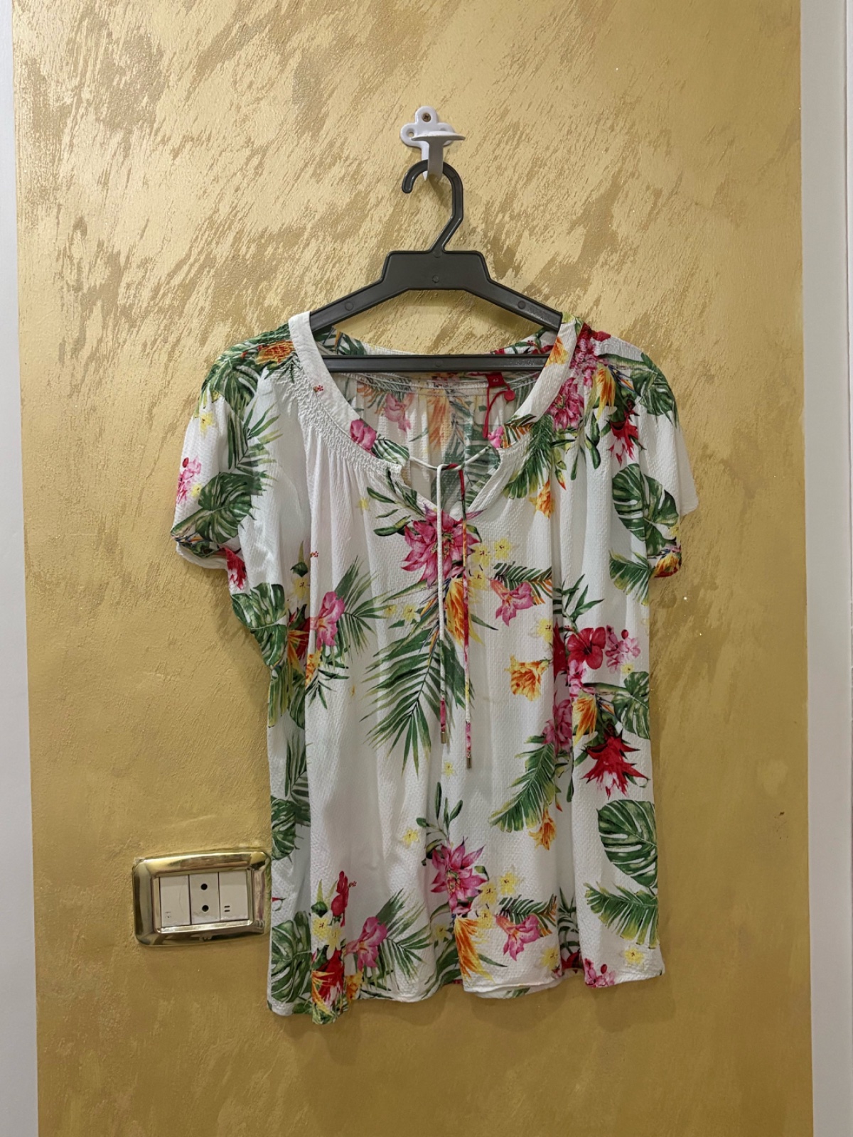 Blouse tropicale de style hawaiien comporte un col en V avec un cordon de serrage décoratif