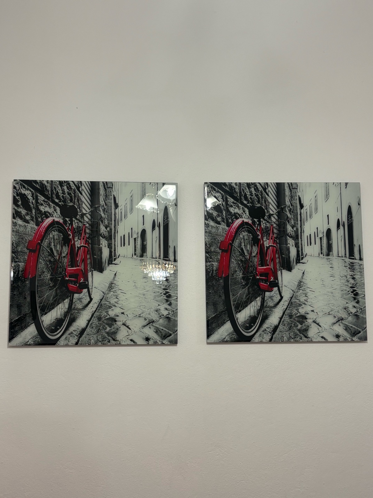 Deux tableaux décoratif mural Vintage, met en valeur le contraste saisissant d'un vélo rouge vif stationné dans une ruelle pavée en noir et blanc de chez Amazon 