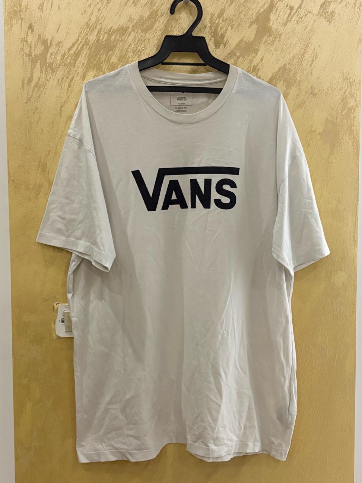 T-shirt est un haut à manches courtes Vans Classic de couleur blanche avec un logo noir imprimé sur la poitrine