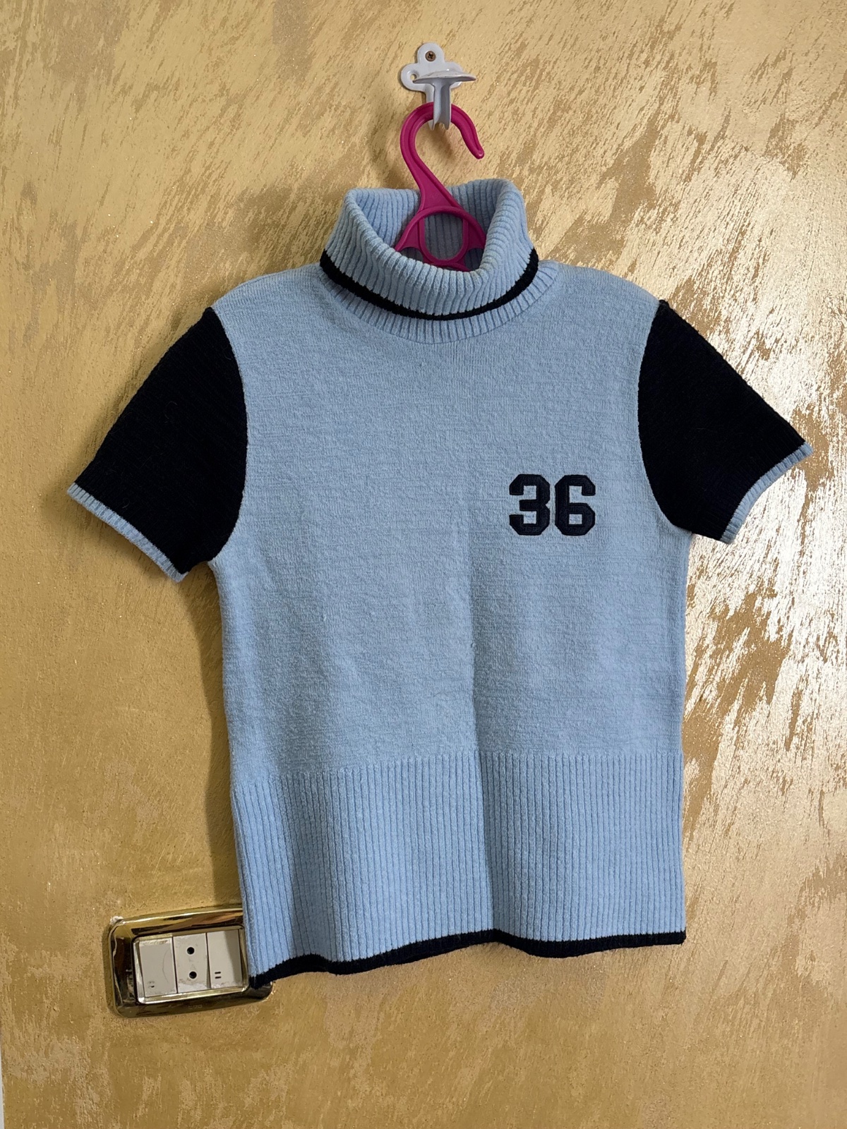 Pull à col roulé et manches courtes bleu clair et bleu foncé