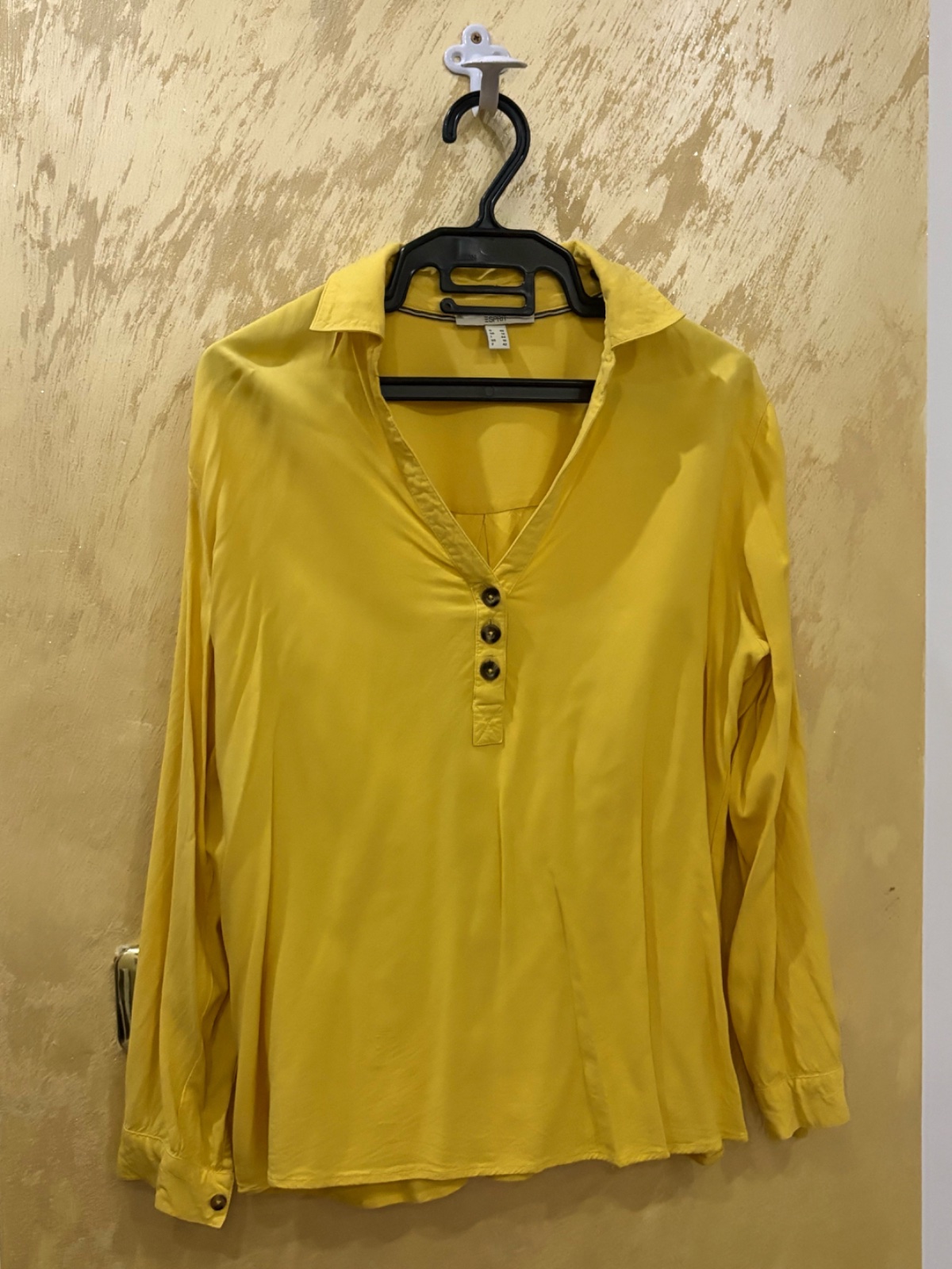 Blouse jaune de la marque Esprit présente une patte de boutonnage à quatre boutons