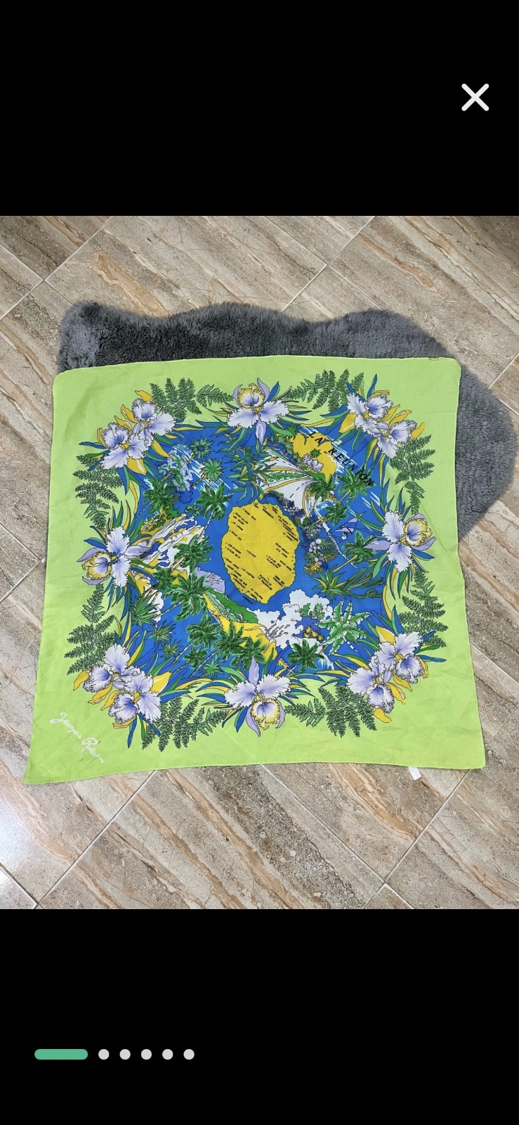 Foulard de la marque Jacques Rollet, comportant un motif floral et végétal dans des tons vifs