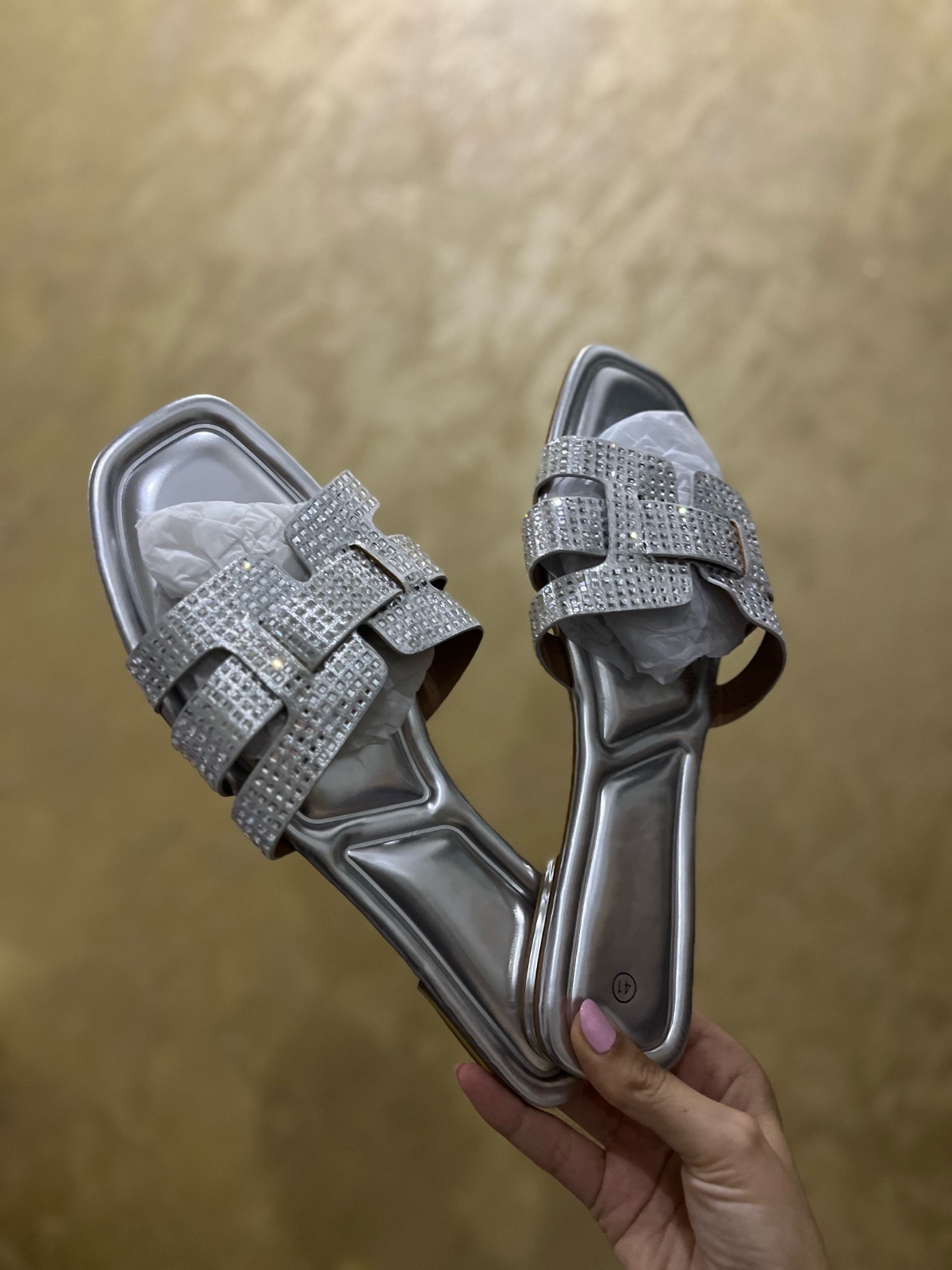Mules argentées arborent des brides en H ornées de strass et un bout carré neuf