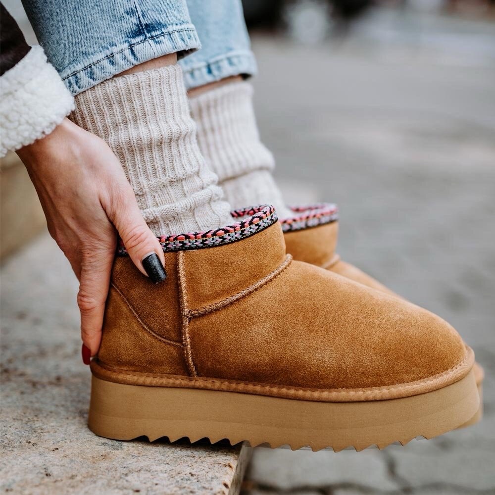 Bottines marron camel présentent un motif tricoté distinctif sur le bord supérieur