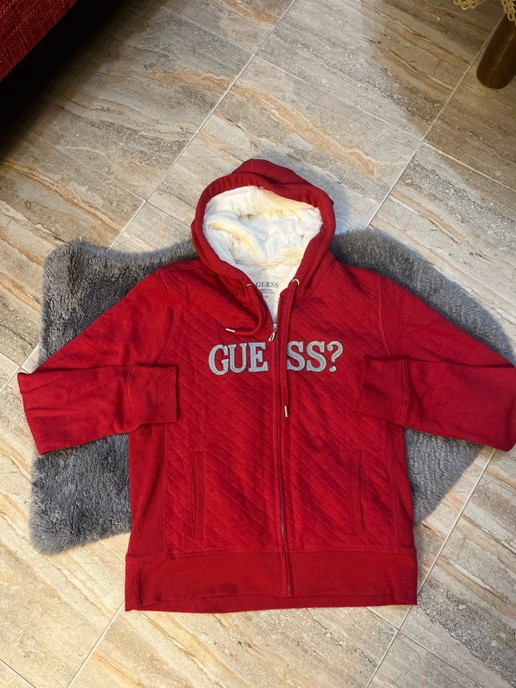 Chandail à capuchon  (hoodie) Guess zippé rouge matelassé avec une doublure en fausse fourrure blanche 