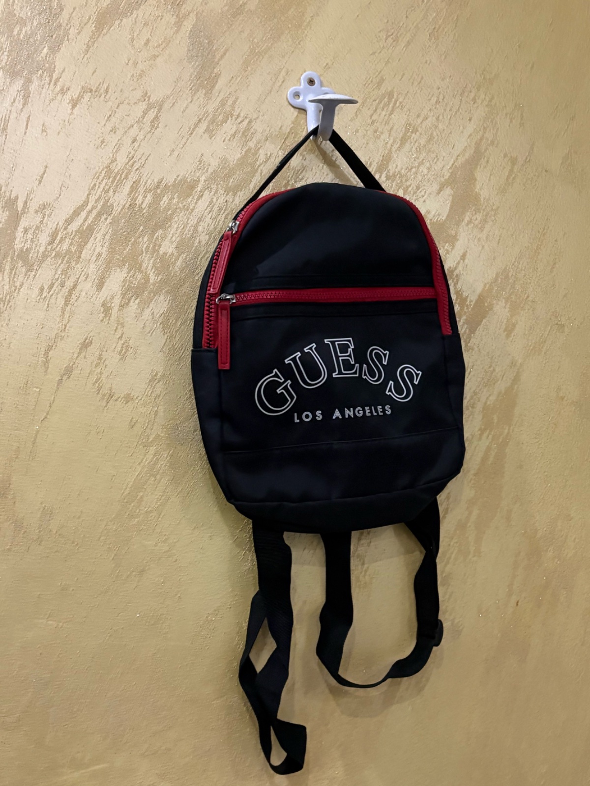 Sac à dos Guess Los Angeles noir en nylon présente des fermetures éclair rouges contrastées et le logo brodé en blanc