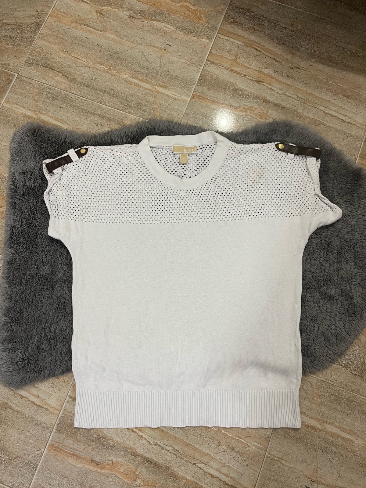 Haut Michael Kors blanc en maille et tricot avec des épaulettes décoratives en cuir imprimé logo MK 