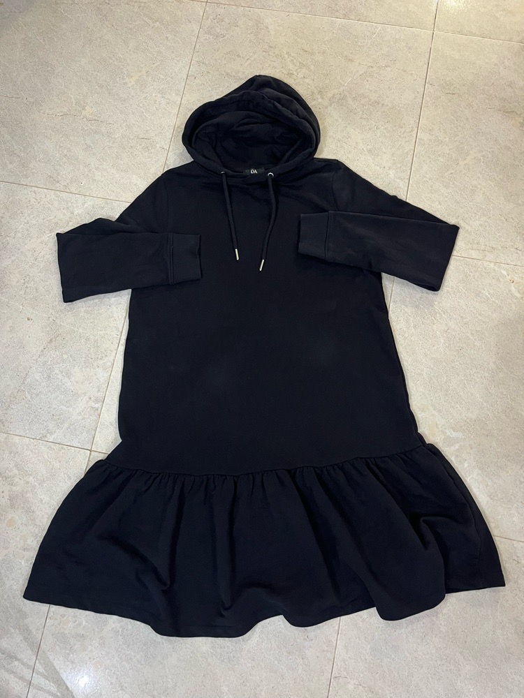  Robe sweat à capuche coton en noire de chez C&A