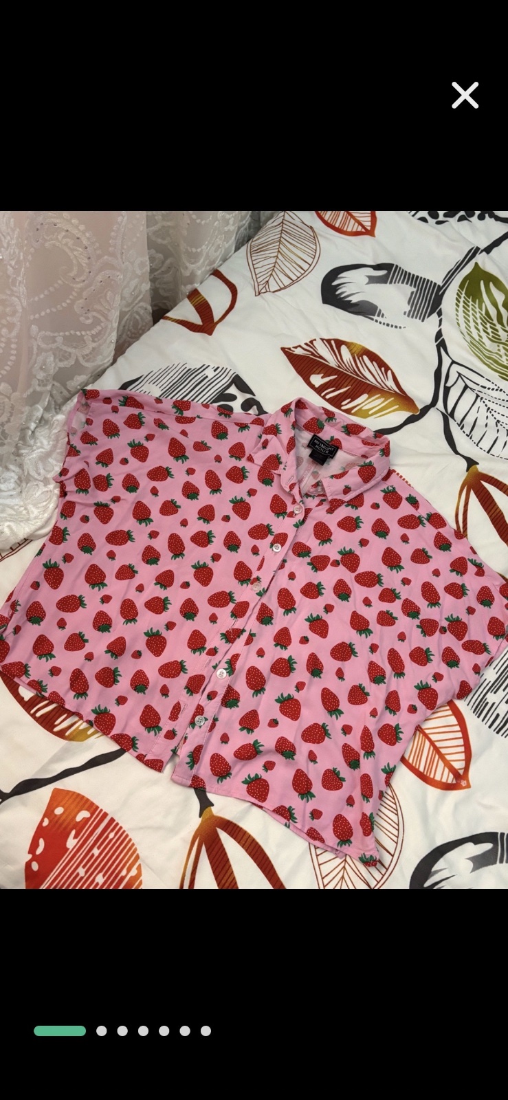 Chemise boutonné de la marque Midnight Hour avec un imprimé fraise intégral sur fond rose