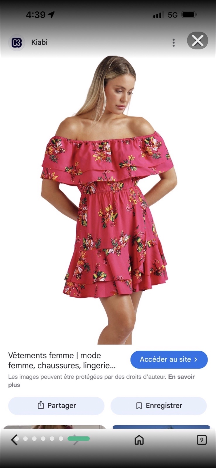Robe à épaules dénudées rouge avec un motif floral col bateau